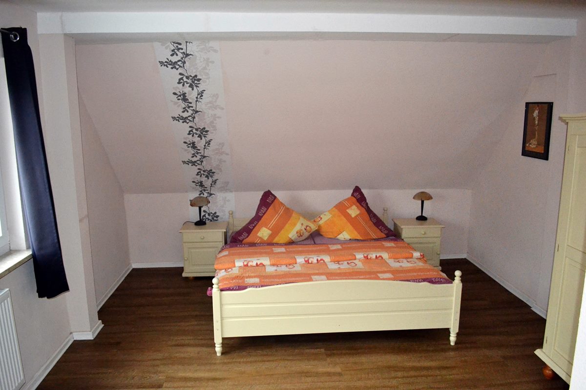 Im Obergeschoss befinden sich: Ein  Schlafzimmer mit Doppelbett (180x200) 