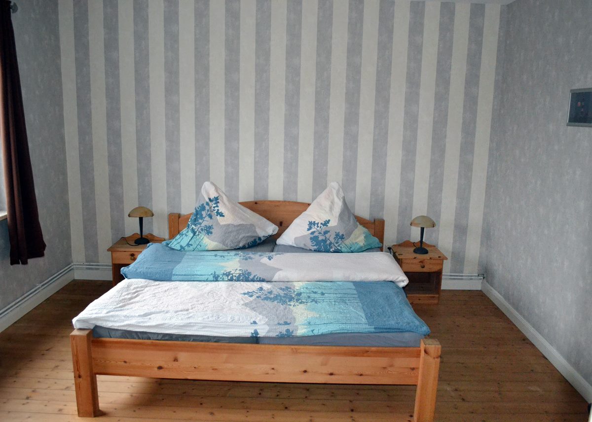 Ein Schlafzimmer mit Doppelbett (180x200)